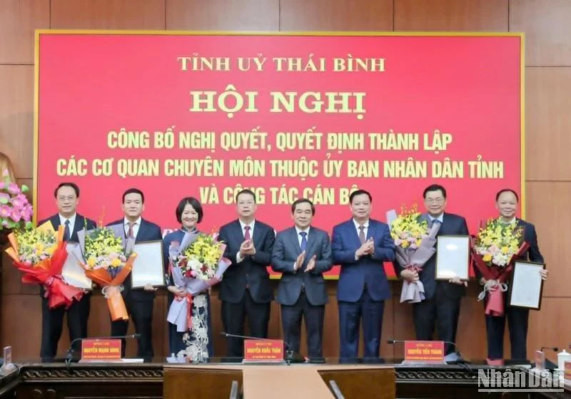 Lãnh đạo tỉnh Thái Bình trao Quyết định, tặng hoa chúc mừng Giám đốc 5 sở được thành lập mới sau sáp nhập.