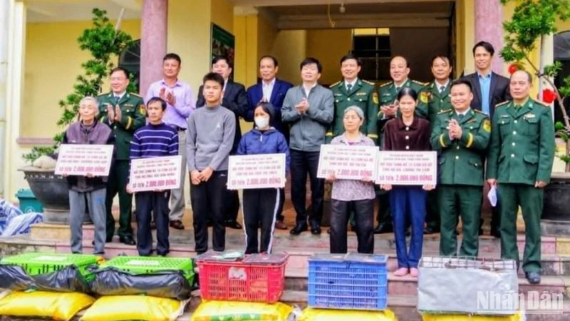 Hỗ trợ sinh kế 15 con gà đẻ cho mỗi hộ nghèo xã Đông Hoàng (Tiền Hải, tỉnh Thái Bình).