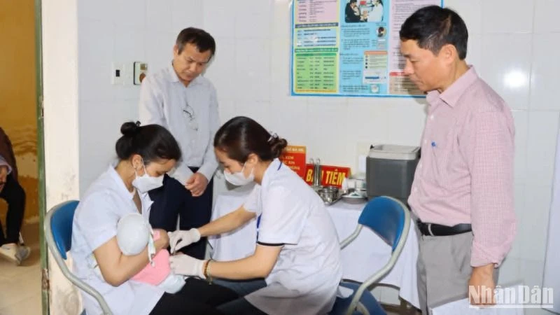 Kiểm tra công tác tiêm chủng vaccine phòng sởi tại trạm y tế xã Nam Cao (huyện Kiến Xương, tỉnh Thái Bình).
