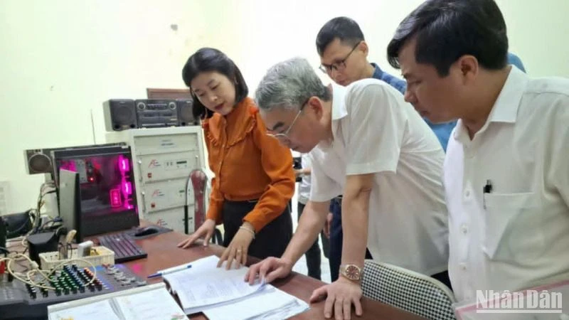 Đồng chí Phạm Đồng Thụy, Trưởng Ban Tuyên giáo và Dân vận Tỉnh ủy Thái Bình kiểm tra hoạt động tuyên truyền tại Trung tâm Văn hóa, Thể thao huyện Tiền Hải.