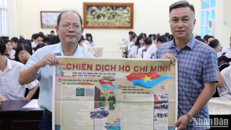 Nhà báo Mai Tú, Trưởng Văn phòng đại diện Báo Nhân Dân tại tỉnh Thái Bình (bên phải) trao tặng thầy và trò Trường trung học phổ thông chuyên Thái Bình ấn phẩm đặc biệt kỷ niệm 50 năm Giải phóng miền nam, thống nhất đất nước.