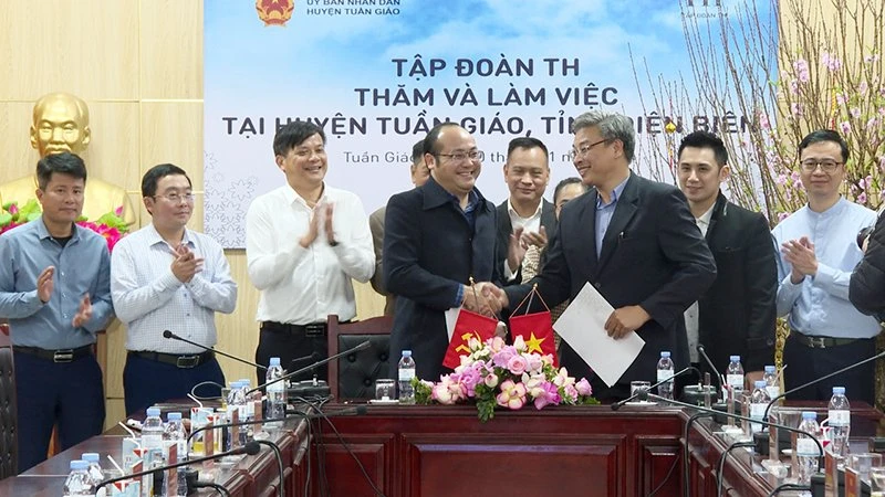 UBND huyện Tuần Giáo ký Biên bản ghi nhớ với Tập đoàn TH về hợp tác phát triển vùng lõi mắc ca giai đoạn I trên địa bàn huyện.