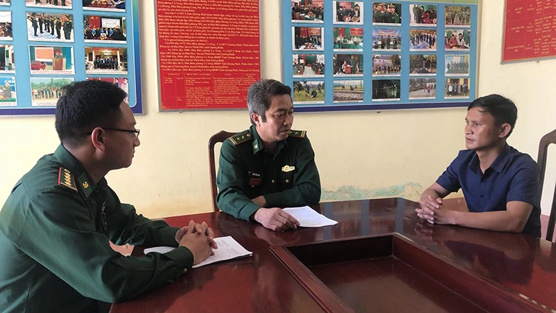 Chỉ huy Đồn Biên phòng Cà Xèng trao đổi với Bí thư Chi bộ bản Mò O Ồ Ồ về mô hình sinh kế giúp bà con.