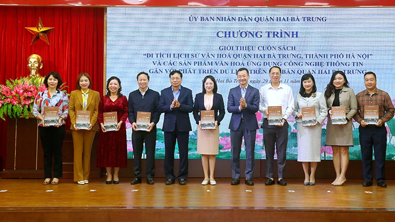 Chương trình Giới thiệu cuốn sách “Di tích lịch sử-văn hoá quận Hai Bà Trưng, thành phố Hà Nội” và các sản phẩm văn hóa ứng dụng công nghệ thông tin gắn với phát triển du lịch trên địa bàn quận