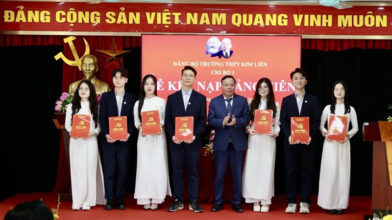 Phó Bí thư Thành ủy Hà Nội Nguyễn Văn Phong trao Quyết định kết nạp Đảng cho các đảng viên mới.