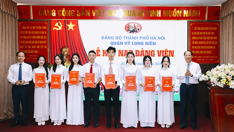 Trưởng Ban Tuyên giáo Thành ủy Hà Nội Nguyễn Doãn Toản và Bí thư Quận ủy Long Biên Đường Hoài Nam trao Quyết định kết nạp đảng viên.