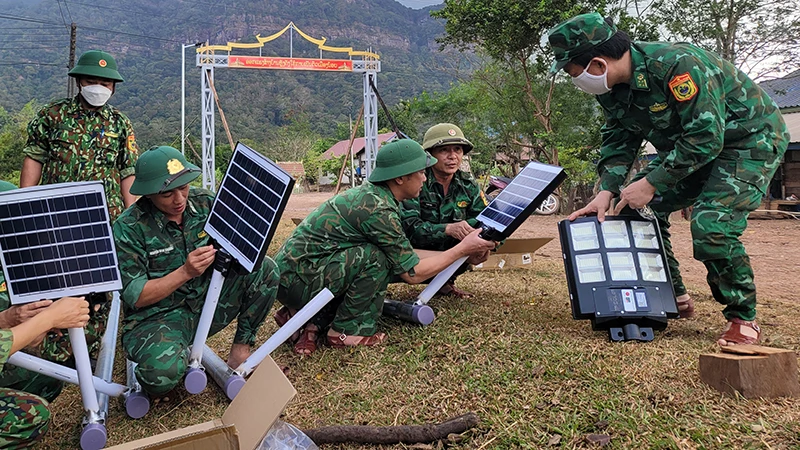 Cán bộ chiến sĩ thi công công trình "Ánh sáng vùng biên"