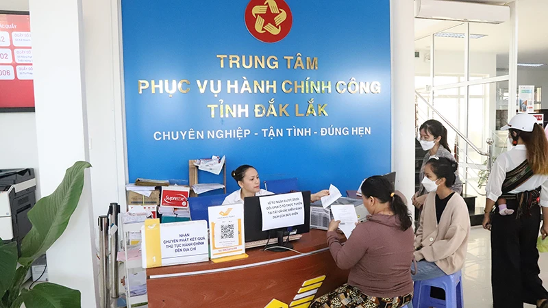 Cán bộ công chức Trung tâm Phục vụ hành chính công tỉnh Đắk Lắk giải quyết thủ tục hành chính phục vụ người dân và doanh nghiệp.