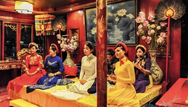 Ca Huế trên sông Hương.