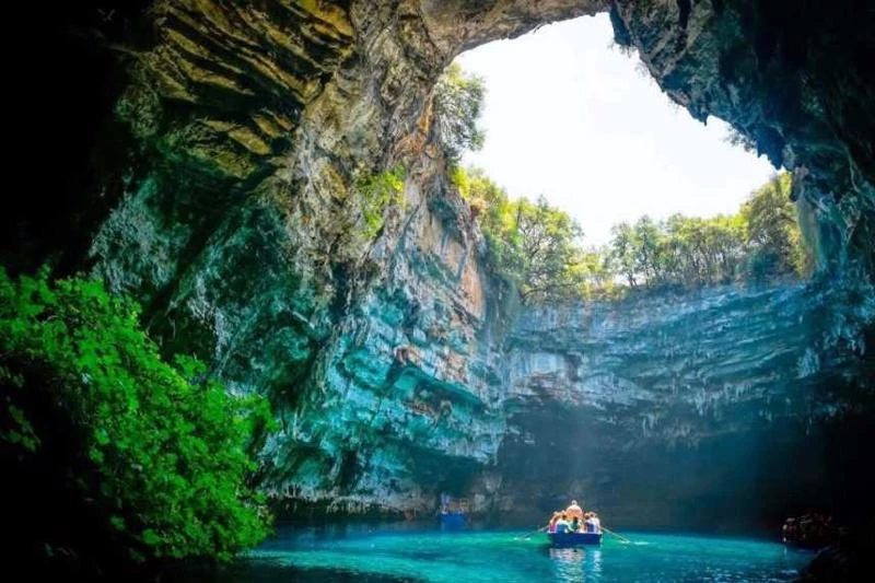 Phong Nha Kẻ Bàng luôn thu hút khách bằng vẻ đẹp hoang sơ và kỳ vĩ.