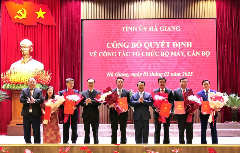 Tỉnh ủy Hà Giang công bố quyết định về công tác tổ chức bộ máy, cán bộ