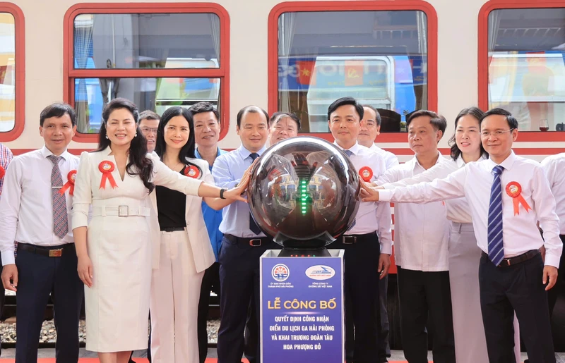 Khai trương chuyến tàu đầu tiên đoàn tàu chất lượng cao Hoa Phượng Đỏ