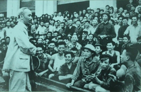 Bác Hồ đến thăm và nói chuyện với cán bộ, công nhân Nhà máy Xe lửa Gia Lâm, ngày 19/5/1955 Ảnh TL
