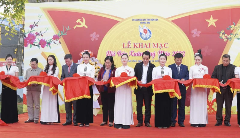 Đại biểu các cơ quan cắt băng khai mạc Hội báo xuân Điện Biên 2023.