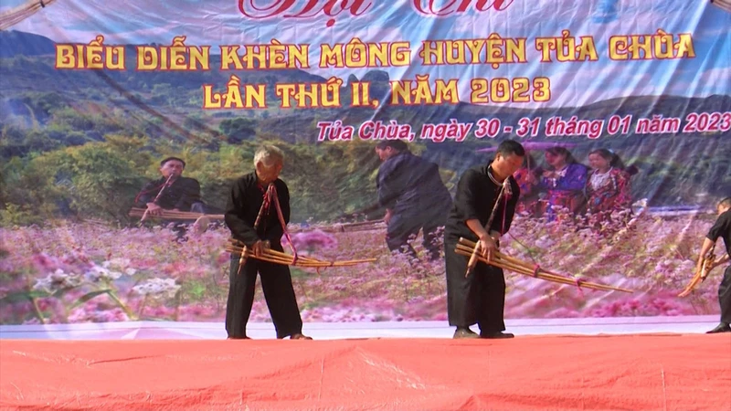 Các nghệ nhân say sưa biểu diễn với khèn Mông.