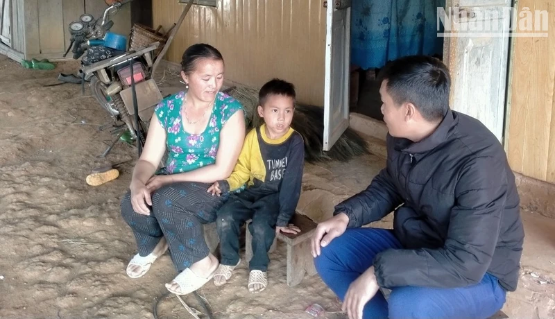 Giáo viên Trường dân tộc bán trú tiểu học Leng Su Sìn vận động học sinh trở lại trường.