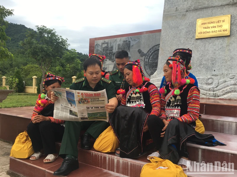 Bộ đội Biên phòng Điện Biên cùng bà con dân tộc Hà Nhì, huyện Mường Nhé, tìm đọc các chủ trương, chính sách từ báo Đảng.