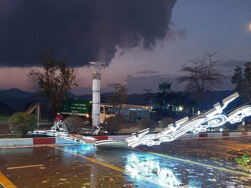 Rất nhiều biển trang trí trong trung tâm thành phố Điện Biên Phủ bị lốc cuốn.
