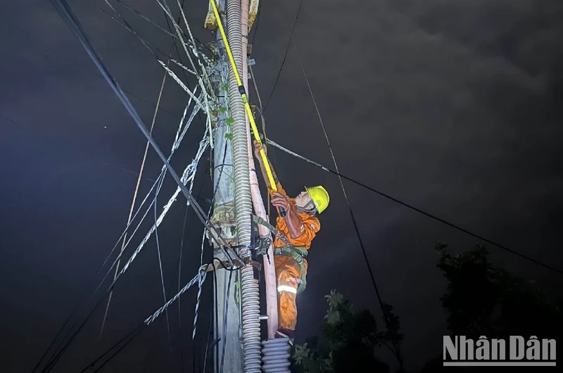 Công nhân Công ty Điện lực Điện Biên khẩn trương khắc phục sự cố do mưa dông.