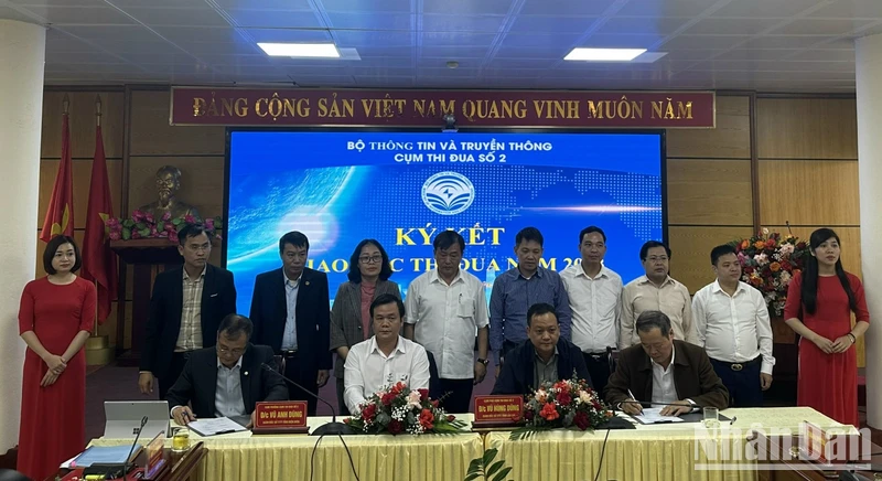 Đại diện lãnh đạo các sở thông tin và truyền thông trong khu vực miền núi phía bắc ký giao ước thi đua.