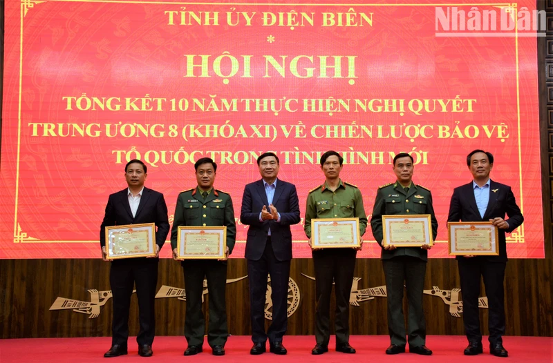 Bí thư Tỉnh ủy Điện Biên Trần Quốc Cường, trao Bằng khen tặng các tập thể có nhiều thành tích xuất sắc trong thực hiện Nghị quyết.