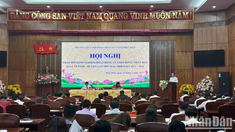 Đại biểu tham luận tại hội nghị.