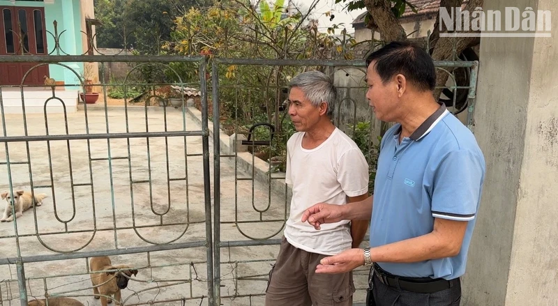 Cán bộ Trung tâm dịch vụ nông nghiệp huyện Điện Biên tuyên truyền, vận động người dân xã Thanh Yên thực hiện nghiêm các biện pháp phòng bệnh dại cho vật nuôi.