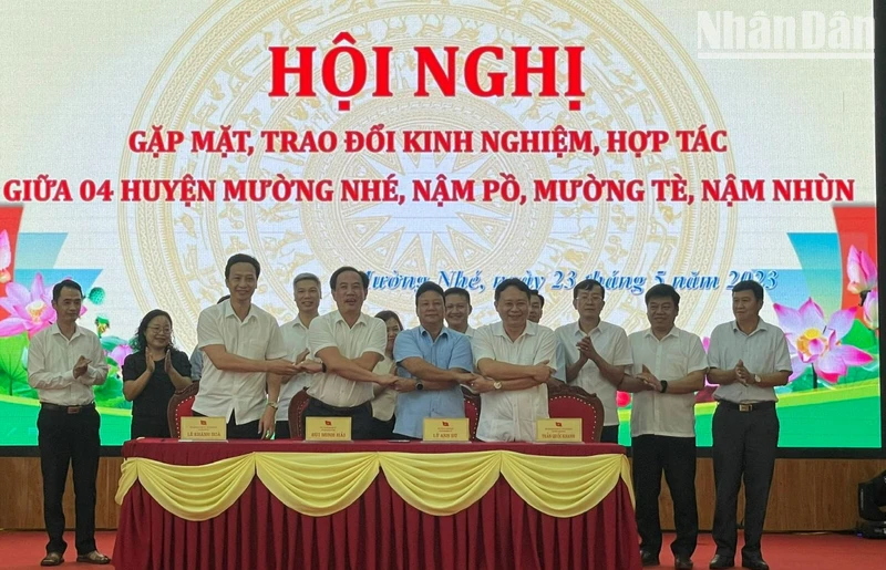 Đại diện lãnh đạo bốn huyện trao biên bản hợp tác trao đổi kinh nghiệm, hỗ trợ phát triển.
