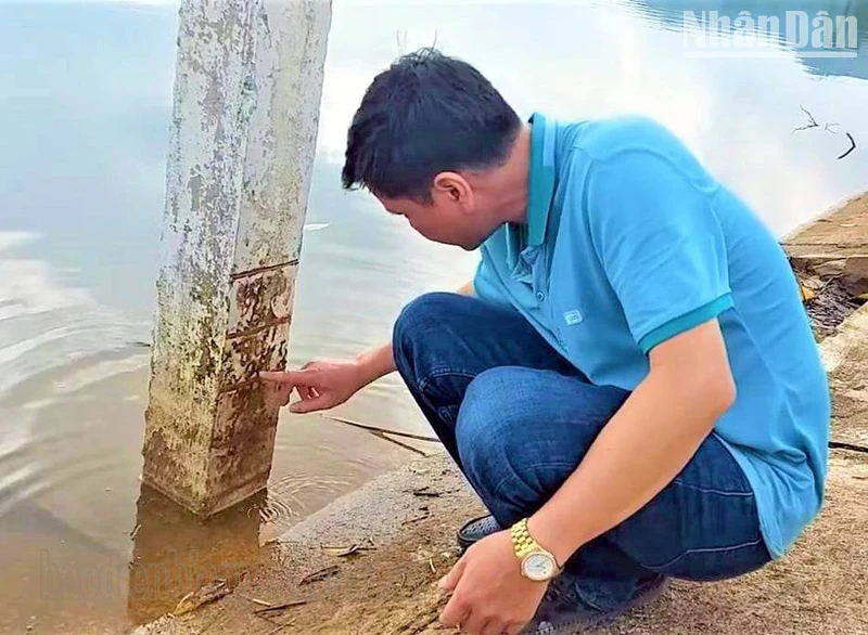 Công nhân công ty thủy nông kiểm tra mực nước tại hồ Pá Khoang.