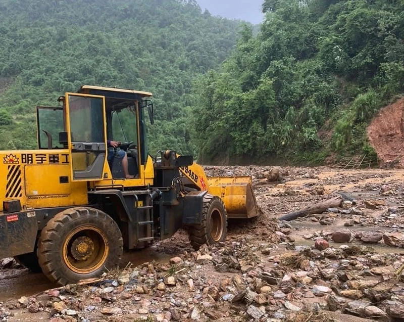 Công ty cổ phần đường bộ I Điện Biên xúc đất đá trên nền đường tỉnh lộ 140.