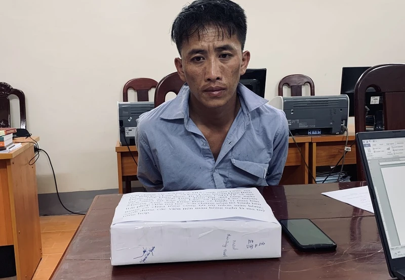 Vàng A Dia cùng tang vật khi bị bắt giữ.