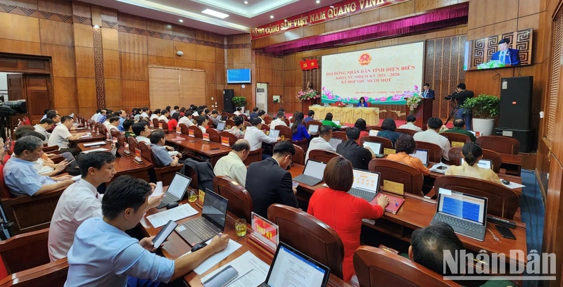 Đại biểu dự họp ấn nút thông qua các nghị quyết.