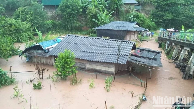 Một trong số các ngôi nhà của người dân xã Leng Su Sìn, huyện Mường Nhé bị ngập do mưa lớn.