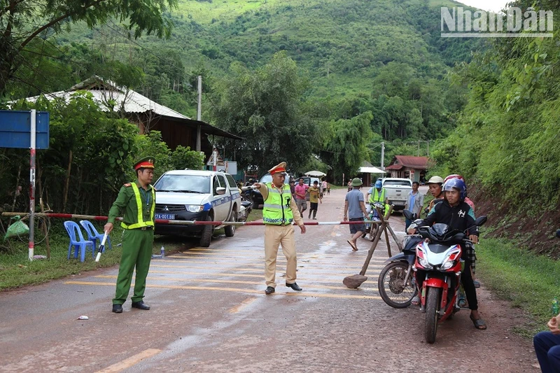 Lực lượng chức năng chốt chặn, kiểm soát người phương tiện tại đầu cầu Nậm Nhé II.