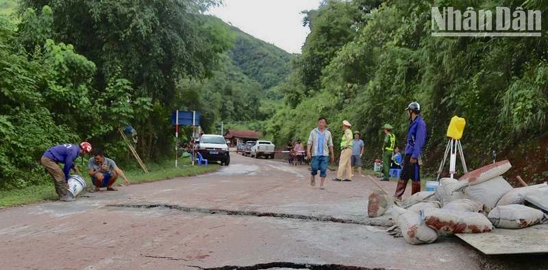 Hiện tại chỉ người đi bộ được lưu thông qua cầu Nậm Nhé II.