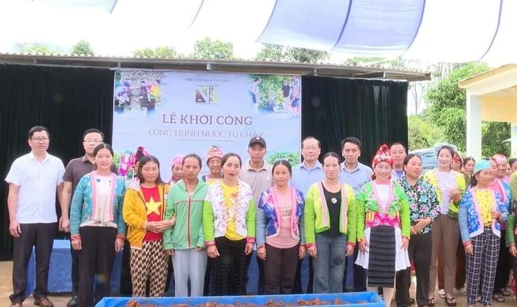 Đại diện đơn vị tài trợ cùng cán bộ, nhân dân bản Hàng Tàu tại lễ khởi công xây dựng công trình nước sinh hoạt.