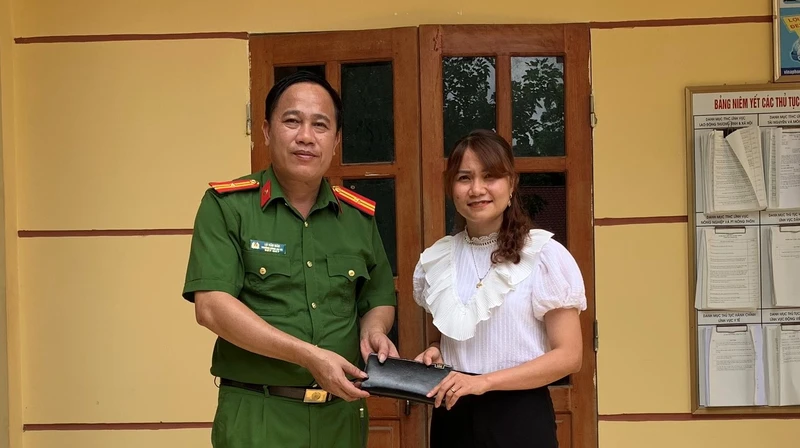 Ngay khi hoàn thiện thủ tục xác minh, Cán bộ Công an xã Núa Ngam trao trả tài sản cho công dân.