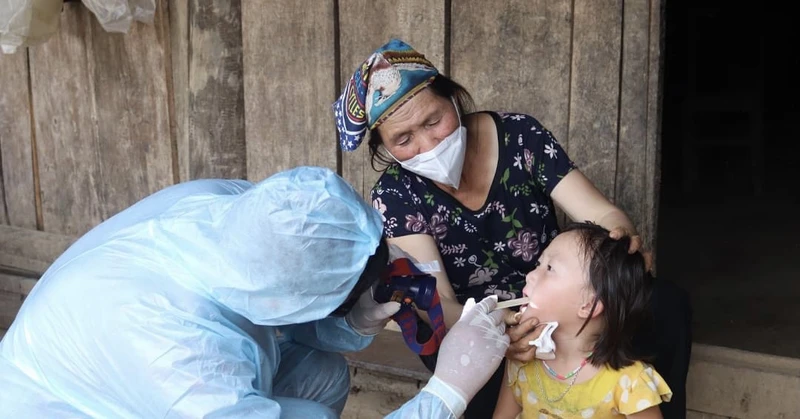 Cán bộ Y tế Điện Biên lấy dịch họng hầu các trường hợp trong vùng dịch. (Ảnh: CDC Điện Biên)