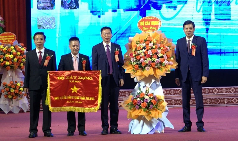 Lãnh đạo Bộ Xây dựng trao “Cờ thi đua xuất sắc” tặng tập thể Sở Xây dựng Điện Biên.