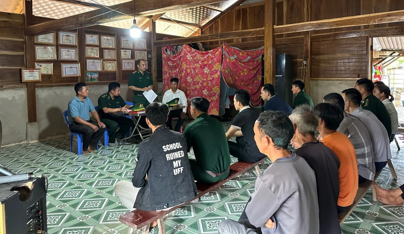 Cán bộ, chiến sĩ bộ đội biên phòng cùng cán bộ xã Nậm Kè (huyện Mường Nhé, tỉnh Điện Biên) tuyên truyền, vận động nhân dân bản Huổi Khon 2 tích cực hưởng ứng phong trào thi đua phát triển kinh tế, xây dựng nông thôn mới... 