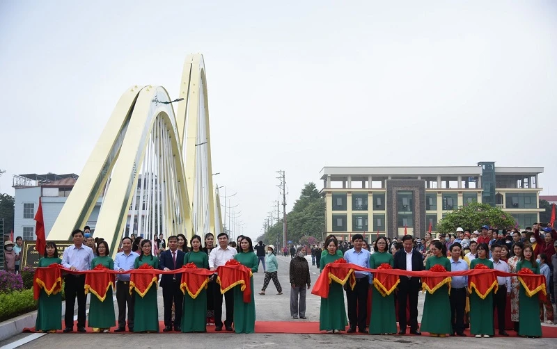 Các đồng chí lãnh đạo Tỉnh ủy, Ủy ban nhân dân tỉnh Điện Biên cùng lãnh đạo thành phố Điện Biên Phủ, đại diện nhà thầu thi công cắt băng thông xe kỹ thuật cầu Thanh Bình.