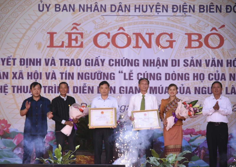 Thừa ủy quyền Bộ Văn hóa, Thể thao và Du lịch, đồng chí Vừ A Bằng, Phó Chủ tịch Ủy ban nhân dân tỉnh Điện Biên trao bằng chứng nhận di sản văn hóa phi vật thể quốc gia cho đại diện các huyện có cộng đồng dân tộc Mông-dòng Mông trắng và cộng đồng dân tộc Lào.