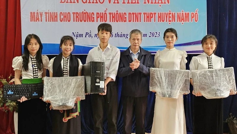 Đại diện Quỹ trò nghèo vùng cao tặng máy tính cho học sinh Trường Phổ thông dân tộc nội trú trung học phổ thông huyện Nậm Pồ.