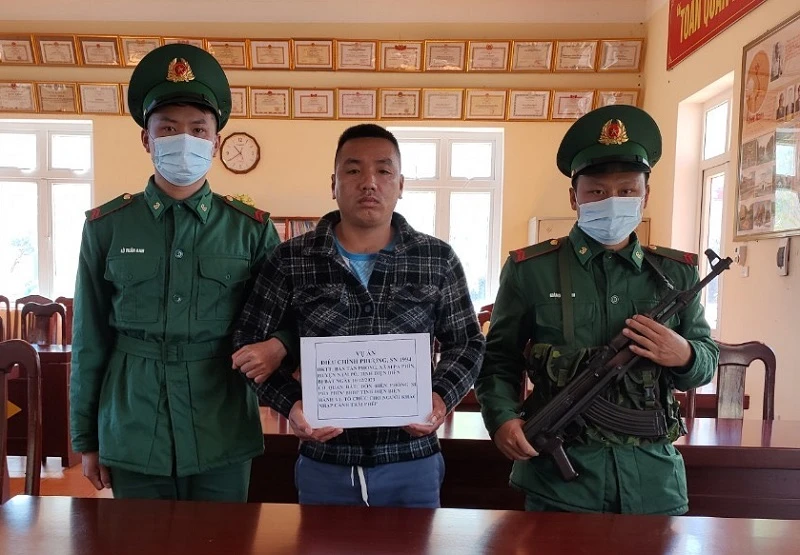 Đối tượng Điêu Chính Phượng bị bắt giữ tại Đồn Biên phòng Si Pa Phìn.