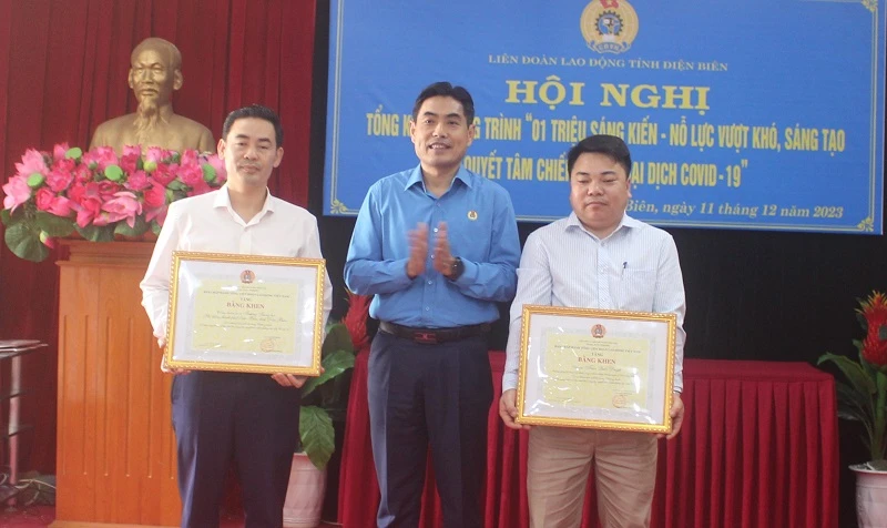 Thừa ủy quyền của Tổng Liên đoàn Lao động Việt Nam, đồng chí Tẩn Minh Long, Chủ tịch Liên đoàn Lao động tỉnh Điện Biên tặng Bằng khen các tập thể, cá nhân có thành tích xuất sắc trong thực hiện Chương trình.
