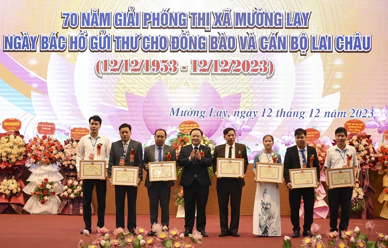 Đồng chí Mùa A Sơn, Phó Bí thư Thường trực Tỉnh ủy Điện Biên trao Bằng khen tặng các tập thể, cá nhân có thành tích trong các phong trào thi đua xây dựng thị xã Mường Lay.