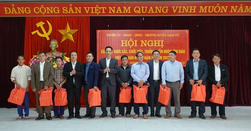 Đồng chí Lê Khánh Hòa, Bí thư Huyện ủy Nậm Pồ tặng quà các chức sắc, chức việc, trưởng điểm nhóm tôn giáo có nhiều đóng góp trong thực hiện các nhiệm vụ trên địa bàn.