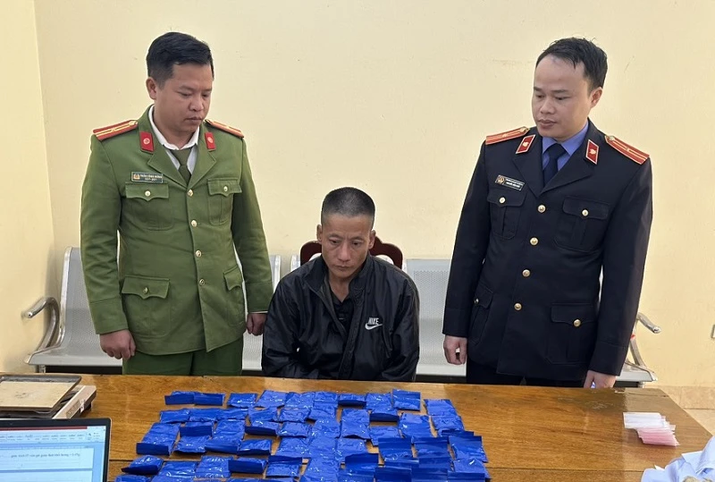 Lý A Phừ cùng tang vật tại cơ quan công an.