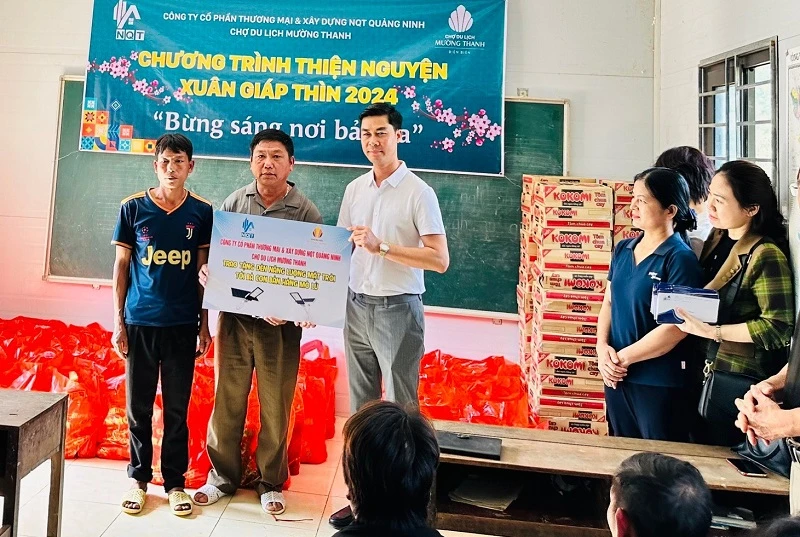 Ông Nguyễn Quốc Ngũ, Giám đốc Công ty Cổ phần thương mại và Xây dựng NQT Quảng Ninh trao 100 bộ đèn năng lượng tặng nhân dân bản Háng Mùa Lừ, xã Sá Tổng, huyện Mường Chà, tỉnh Điện Biên.