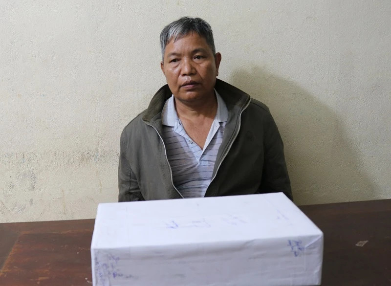 Đối tượng Lò Văn Bun cùng tang vật khi bị bắt giữ.